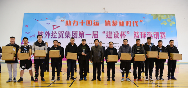 11中共富平縣委常委、政法委書記杜銀虎為第二名獲獎(jiǎng)隊(duì)頒獎(jiǎng)_副本.jpg